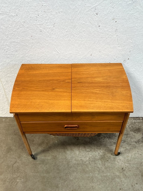 Image 1 of Vintage Deens Naaimeubel / Bijzettafeltje, 1960’s