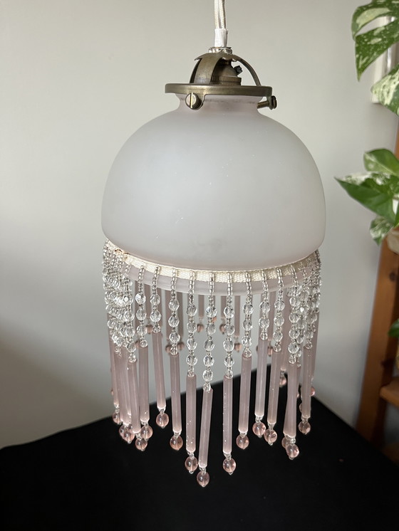 Image 1 of Lámpara colgante francesa de cuentas de principios del siglo XX: vidrio opalino con flecos de vidrio rosa.