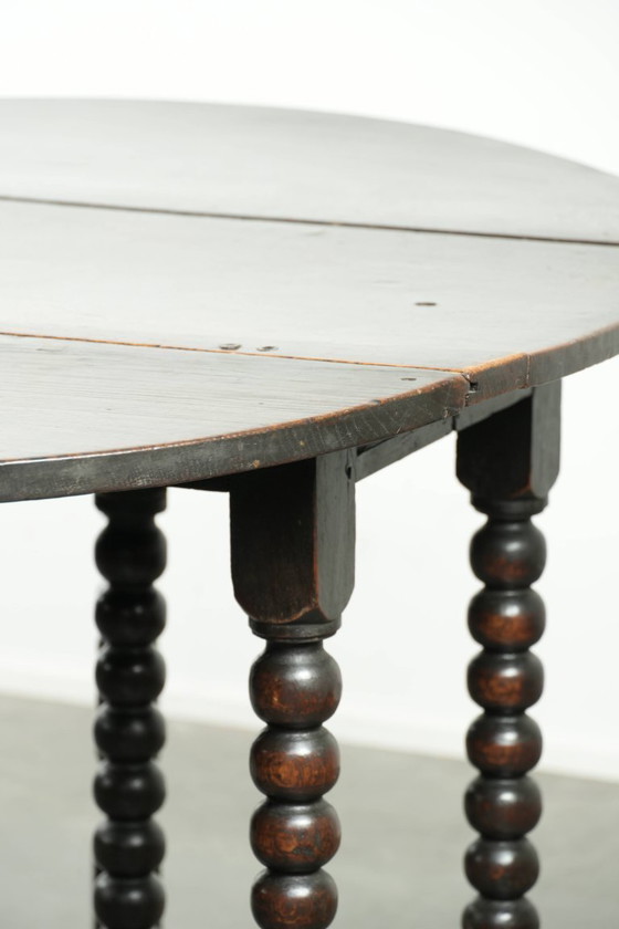 Image 1 of Mooie antieke Engelse eikenhouten gateleg tafel uit eind 17e/ begin 18e eeuw met bobbin gedraaide poten