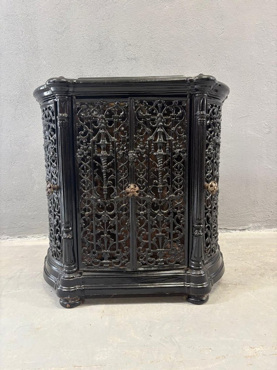Image 1 of Inserto de chimenea antiguo de hierro fundido con acabado negro ornamentado, siglo XIX, Europa.