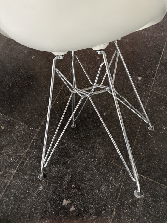 Image 1 of 5 Vitra Eames DSX stoelen