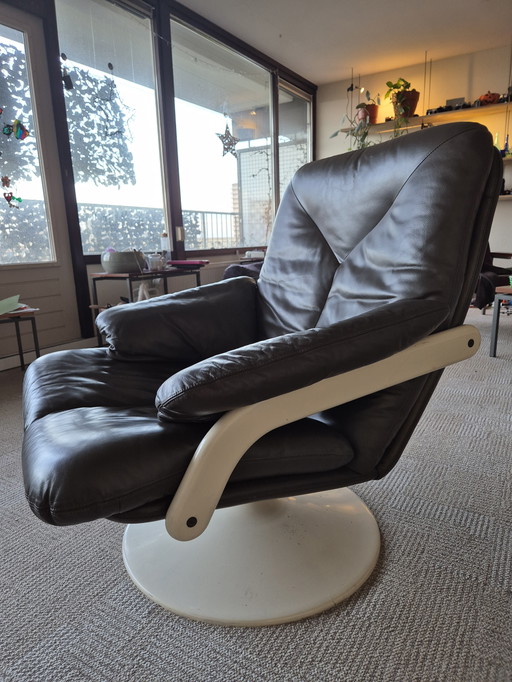 Leolux Swivel Armchair