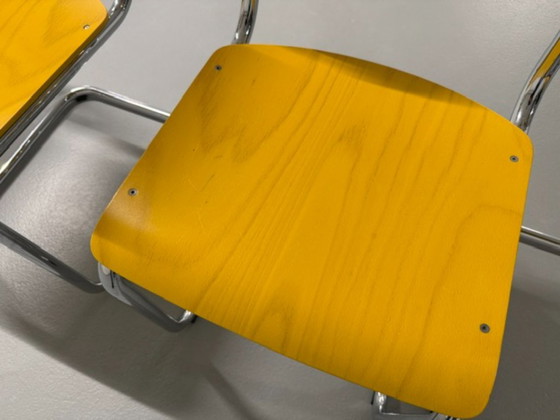 Juego de cuatro sillas cantilever Thonet Mart Stam Modelo S43, Sillas de comedor, Madera, Cromo, Amarillo (foto 8 de 15)