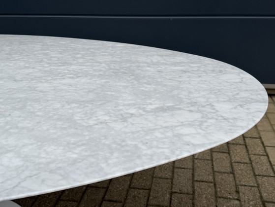 Image 1 of Table de salle à manger ovale Knoll Tulip, Eero Saarinen (244 cm), marbre de Carrare
