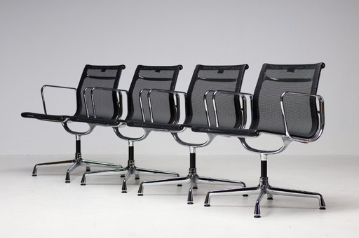 ENSEMBLE DE QUATRE CHAISES PIVOTANTES EMBLÉMATIQUES EA108 EAMES « ALUMINUM GROUP » DE VITRA, EN NOIR