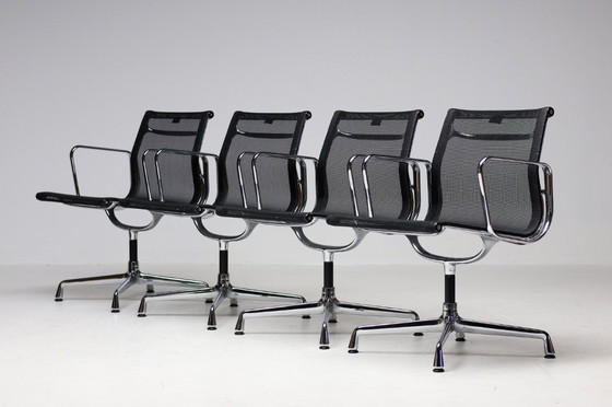 Image 1 of ENSEMBLE DE QUATRE CHAISES PIVOTANTES EMBLÉMATIQUES EA108 EAMES « ALUMINUM GROUP » DE VITRA, EN NOIR