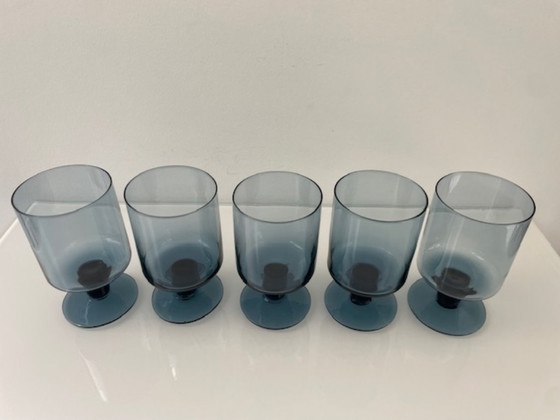 Image 1 of Juego de 5 copas escandinavas con tallo, de cristal ahumado azul.