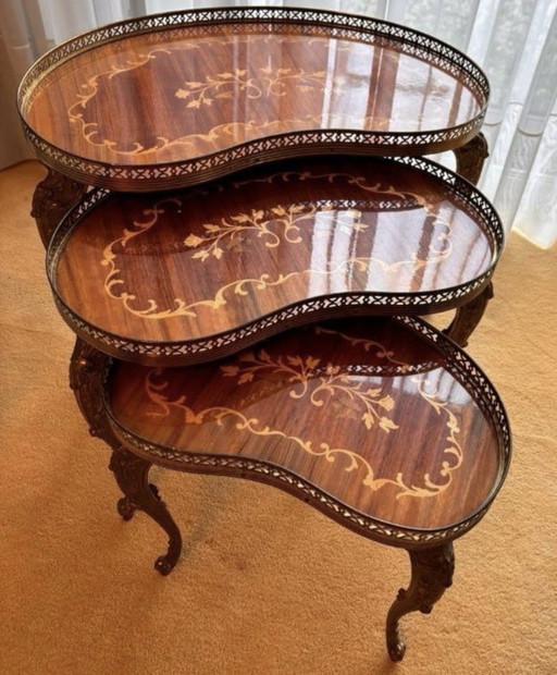 Antique kidney-shaped side table set Louis XV style from around 1900