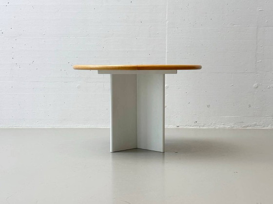 Image 1 of Tavolo da pranzo rotondo bianco, allungabile in legno massiccio