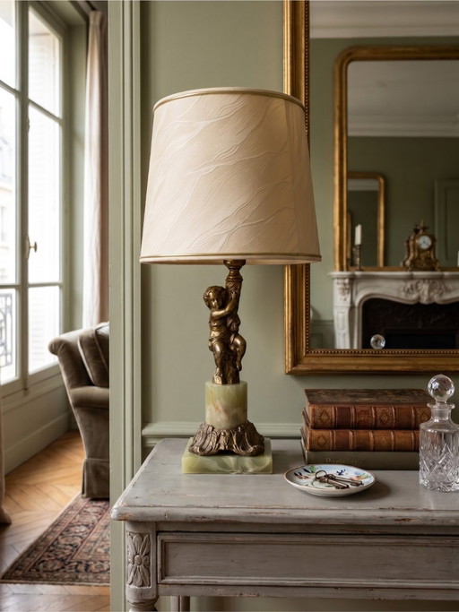 Lampe de table style Louis XVI au putto en métal doré et base effet onyx – 48 cm