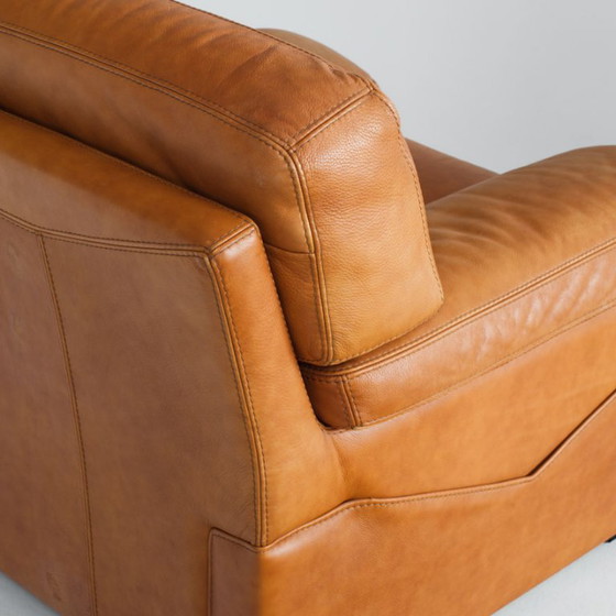 Poltrona in pelle cammello, realizzata da Roche Bobois. Vintage - Francia, anni '80. – Poltrone, Leather (photo 5 of 18)