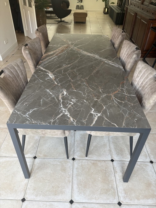 Mesa de comedor de cerámica con mesa auxiliar.