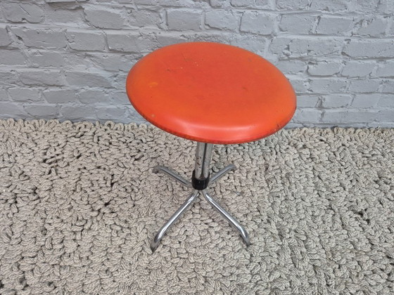 Image 1 of Sgabello basso da bar vintage singolo, in acciaio tubolare, similpelle arancione. Paesi Bassi, anni '60