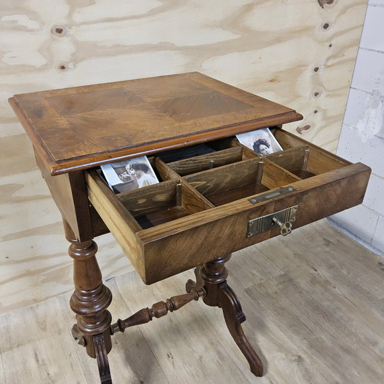 Image 1 of Mesa de costura / mesa auxiliar antigua de nogal (siglo 19) Biedermeier / mesa auxiliar antigua única
