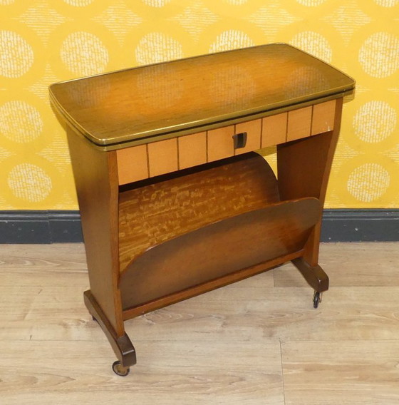 Image 1 of 50s bijzettafel krantenstandaard klein meubel krantentafel op wielen met lade vintage retro formica