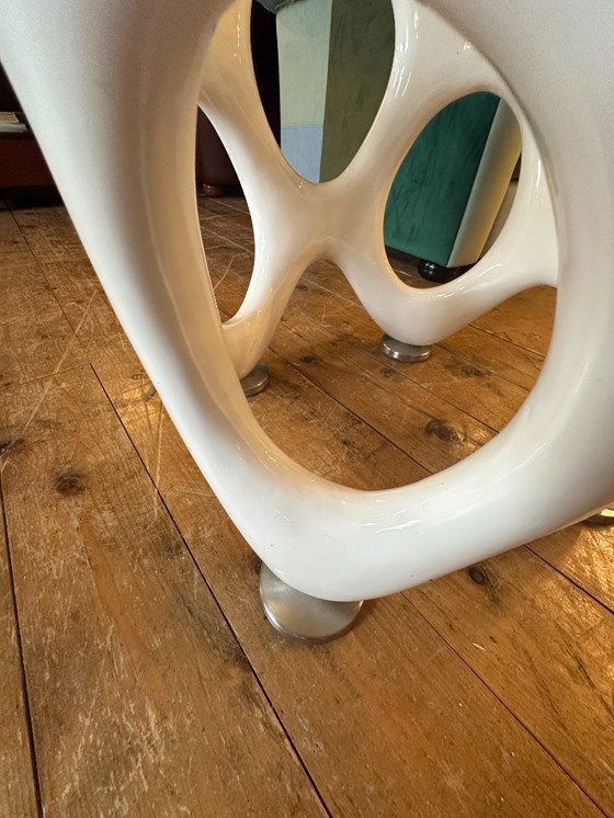 Image 1 of Deux tables d'appoint organiques.