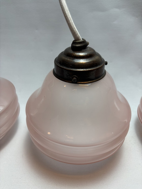 Image 1 of Set van 4 roze opaalglazen hanglampen – vintage