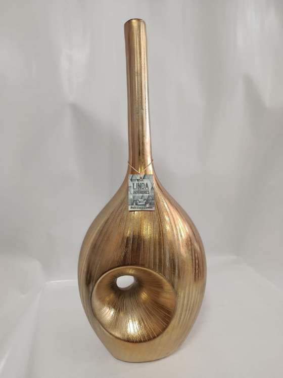 Image 1 of Elegante oggetto decorativo in oro dal design scultoreo moderno.