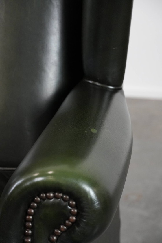 Image 1 of Fauteuil Chesterfield classique en cuir de vachette lisse de couleur vert foncé