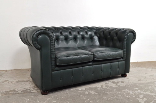 Sofá Chesterfield de dos plazas de época