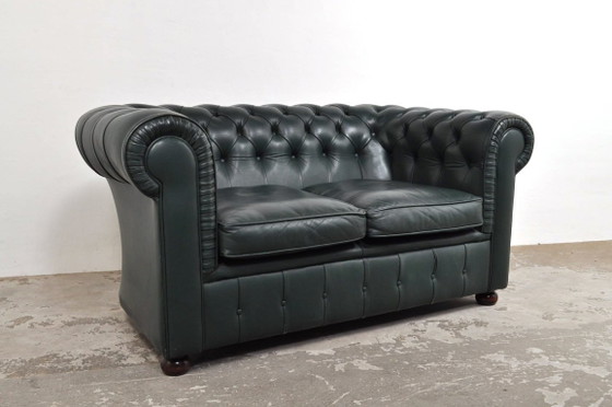Image 1 of Sofá Chesterfield de dos plazas de época