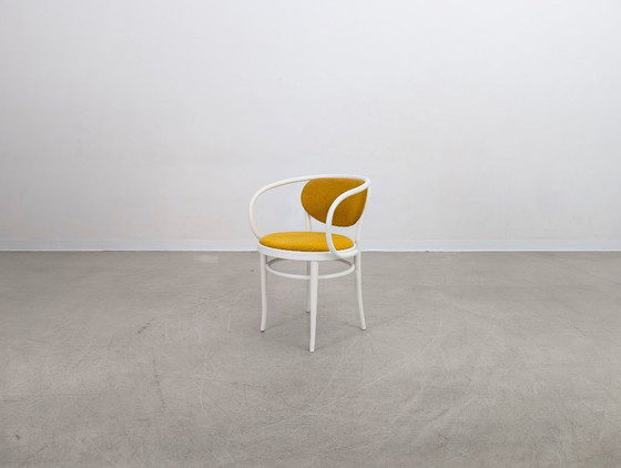 Image 1 of Set van 7 Thonet stoelen 210 P gebogen hout jaren 60 geel designklassieker