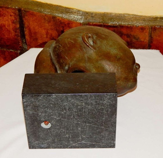Image 1 of Elegante escultura de bronce: busto de una niña sobre una base de mármol macizo.