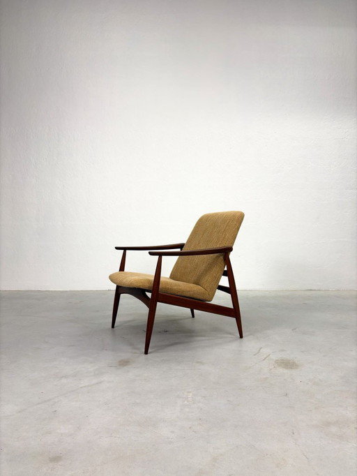 Sillón vintage de color amarillo ocre de diseño danés