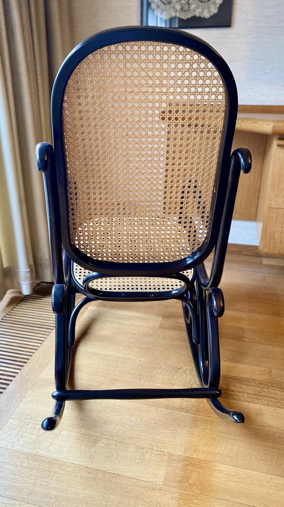 Splendido set di 2 sedie a dondolo vintage Thonet (1987) – Condizioni eccellenti – Wood, Rattan (photo 5 of 11)