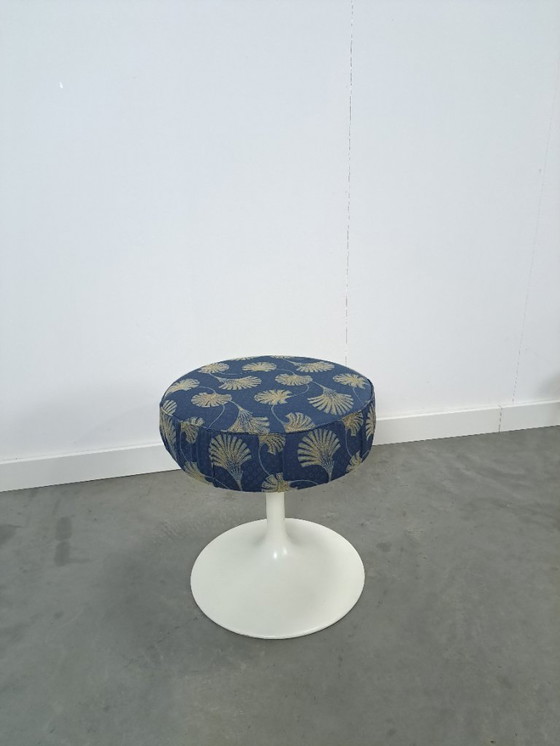 Image 1 of Sgabello a tulipano in metallo bianco dell'era spaziale