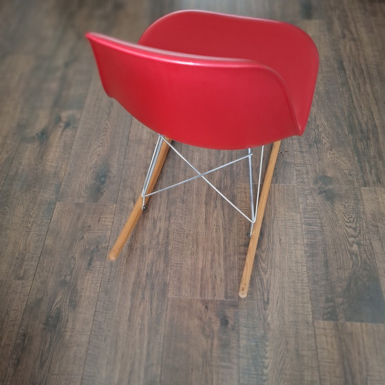Image 1 of Le fauteuil à bascule Eames en plastique