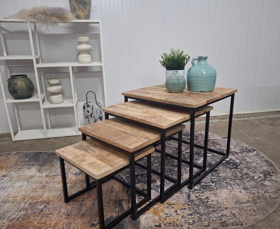 Image 1 of Ensemble de 4 tables basses en bois de manguier et métal, neuves