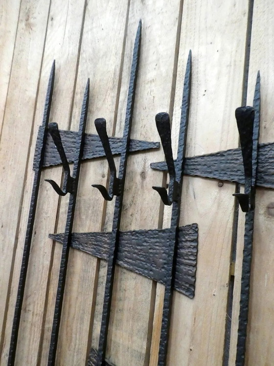 perchero brutalista, 1970 – polished steel, Hierro (photo 4 of 7)