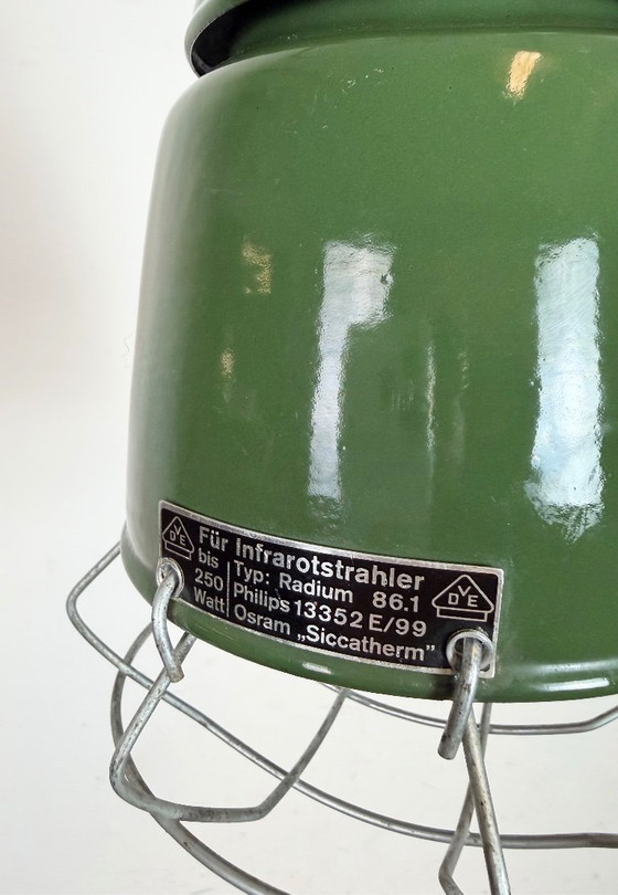 Image 1 of Lampada a sospensione industriale in smalto verde a gabbia di Philips, anni '60