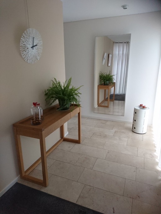Scrivania/tavolino Ethnicraft con struttura in rovere naturale.