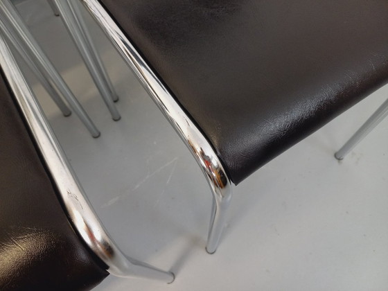Image 1 of Suite de 6 chaises italiennes empilables vintage en métal chromé et skai noir des années 70 80