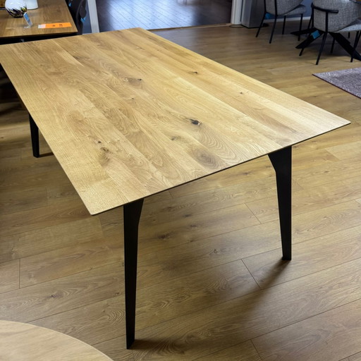 V2009 – Bert Plantagie, eettafels