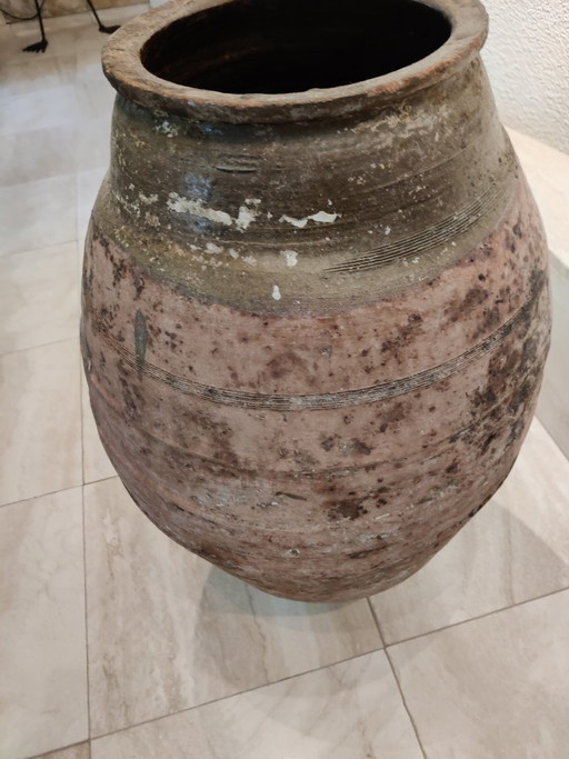 Magnifique pot ancien en terre cuite, avec un éclat et une patine rouge.
