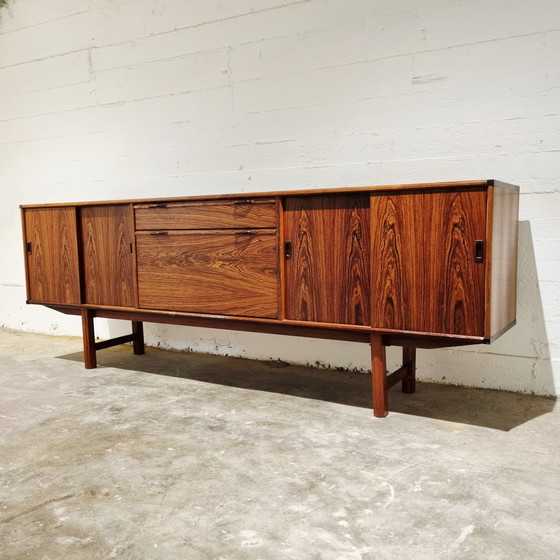 Image 1 of Bellissima credenza di grandi dimensioni di metà secolo con impiallacciatura in palissandro di Fristho, anni '60