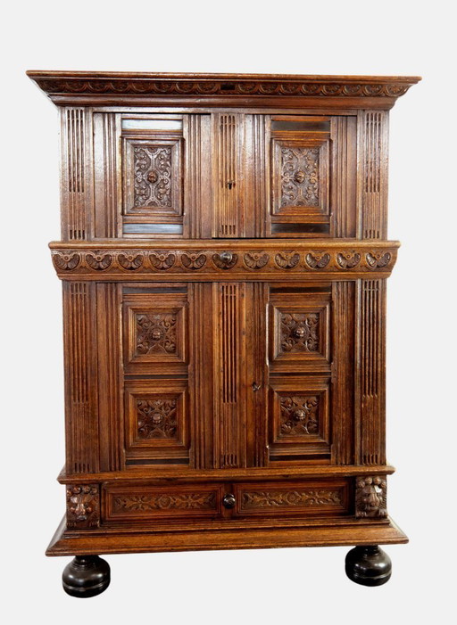 Fine Dutch 17th Century Pilasterkast. 