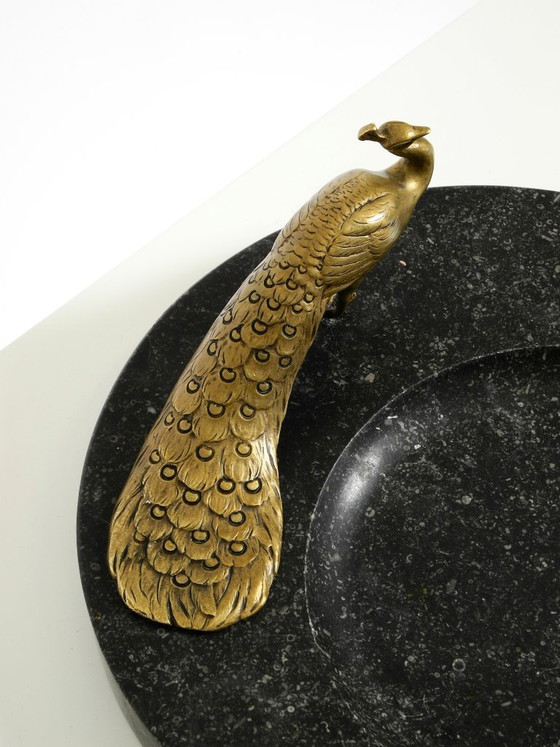 Image 1 of Wunderschönes, großes Tablett aus schwarzem Granit mit einem Pfau aus Messing, um 1920