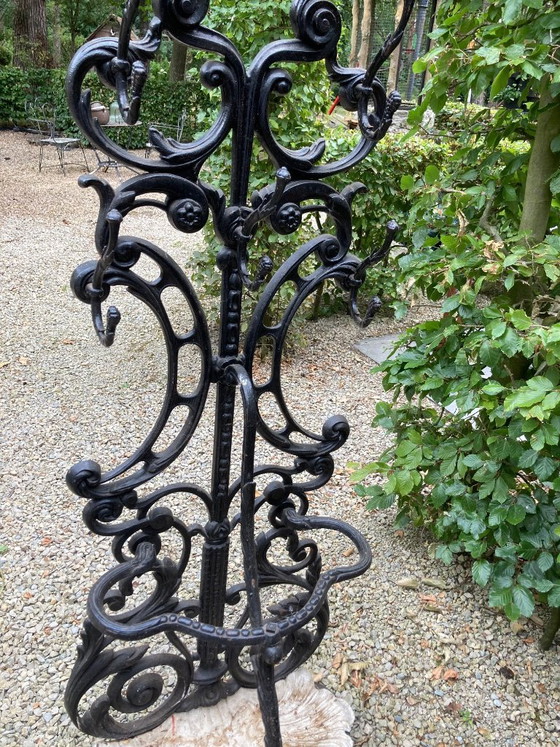 Antico appendiabiti in ferro battuto con ganci, rosette e vassoio separato, XIX secolo. – Iron (photo 7 of 7)