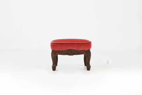 Image 1 of Taburete de pie de estilo barroco en madera tallada con tapicería de terciopelo coral