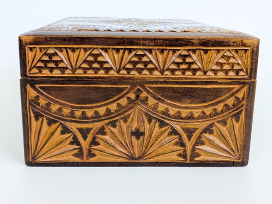 Antique Folk Art Chip Carved Wooden Box Treasure Chest – Decorative Objects (photo 6 of 18)