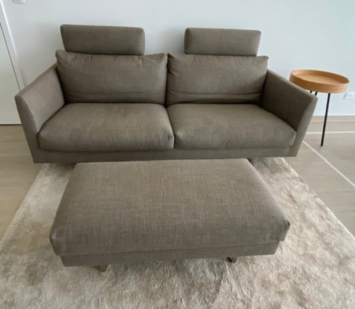 1 Sitz mit zwei (abnehmbaren) Kopfstützen und 1 großer Hocker oder zusätzlicher Sitz