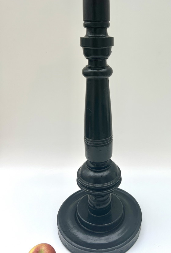Image 1 of Gran candelabro/lámpara de pie antigua de madera, pintada de negro, aprox. 70 cm.