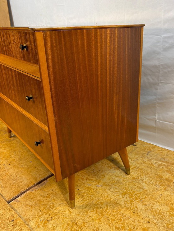 Image 1 of Commode rétro en teck style milieu du siècle par Austinsuite, circa 1960. Design danois, qualité britannique.