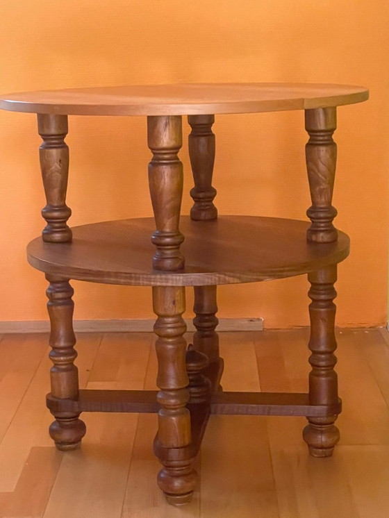 Image 1 of Großer runder gedrechselter Tisch