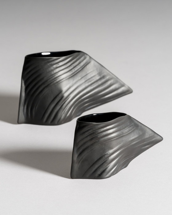Image 1 of Paire de vases sculpturaux "Scarpa" par Johan van Loon pour Rosenthal, Porcelaine Noire, vers 1980, Allemagne, Studio-Linie