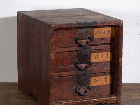 Kleine ko-dansu Kommode aus Paulownia mit Kanji-Etiketten – Japan, Meiji-Zeit, ca. – Kommoden, Paper (photo 2 of 40)